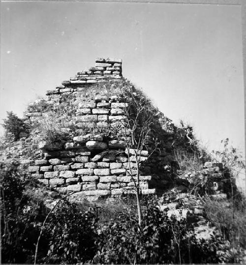 Str. 15, detail of pyr. masonry on S. side.