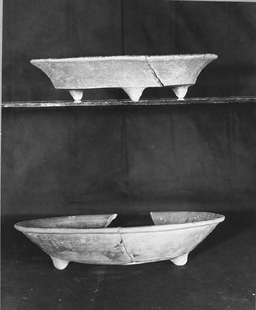 Polychrome tripod bowls.  El Paso Coll.