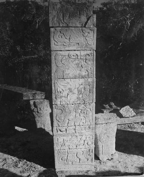 NW side of the NE lateral column. 2D7. Temple of the Big Tables.