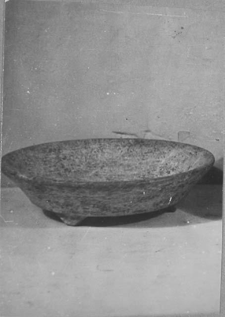 Ceramic bowl, tripod