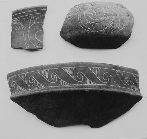 Black-brown fine incised sherds (3), Miraflores