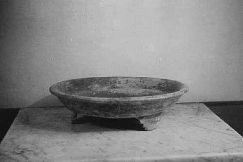 Tripod pottery dish