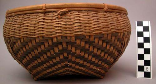 Small market basket - horizontal elements in the twilled work