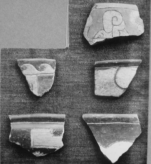 Red-on-Buff, and White ware sherds with outlining groove or incised lines