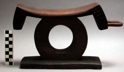 Wooden headrest, circular body