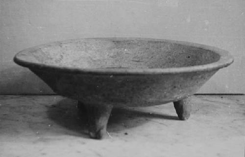 Tripod pottery dish