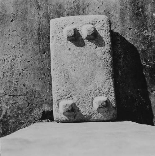 Metate (6 cm.), bottom