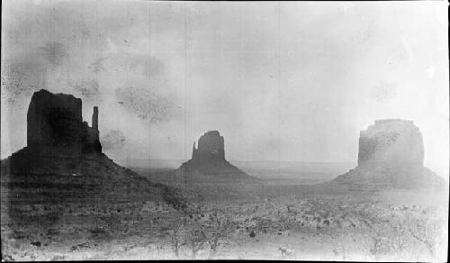 Monument Valley -- showing "monuments"