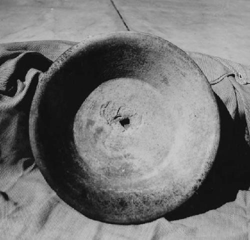 Slateware basal break bowl, plain, tripod, weathered. Camilo Camara Coll.