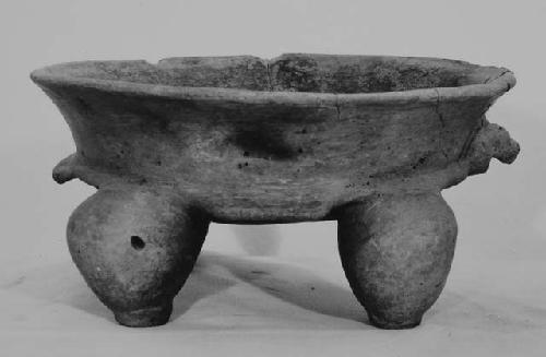 Tetropod bowl - Pre-classic