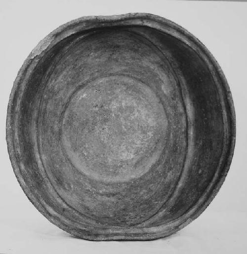 Bowl with interior moldings