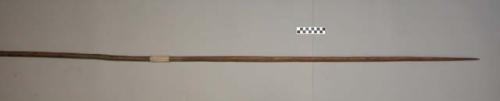 Wooden dark fighting spear with white band (wim tege)