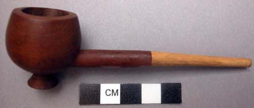 Wooden pipe with stem, length: 11.8 cm.