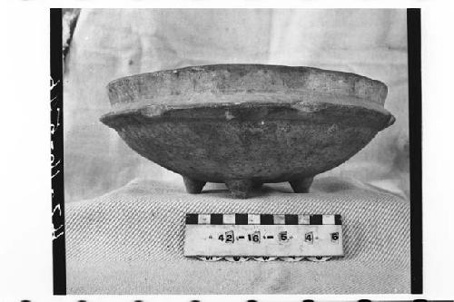 Tetrapodal lost color pottery bowl