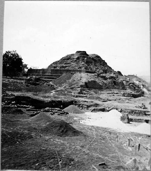 View of late lines of stone and roads in Tazumal Park