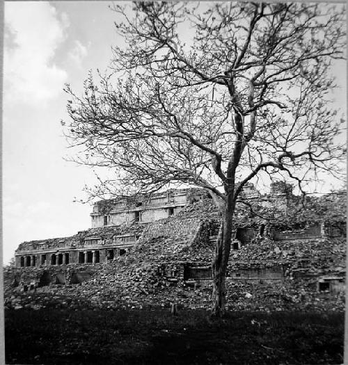 Str. 2B1, views of 3-storied Palace from the S. side.