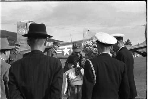 Officer holding flowers and speaking to a girl