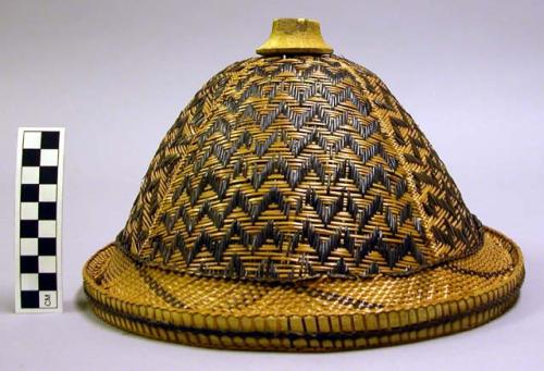 Hat woven with dark and light zigzag pattern