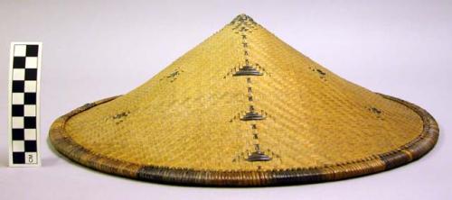 Hat woven with three vertical lines with triangles