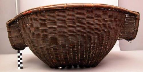 Large wicker basket with well ends