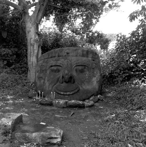 Sculpture of head at El Baul