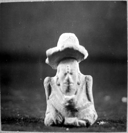 Figurine, seated male, round knobbed headdress, 3 forehead dots. E-25, 1, 21-Bis