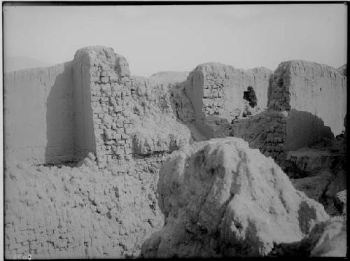 Rooms in the upper part of the Palace of the Arabesques