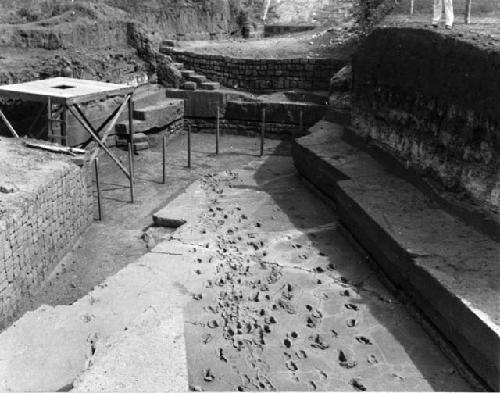 Footprints and retaining wall at El Cauce