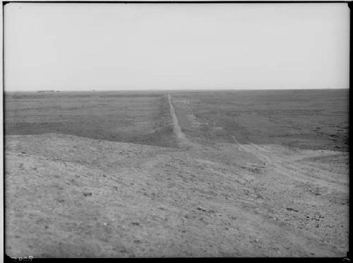 Wide wall along that section of tableland of Chan Chan extending toward the sea