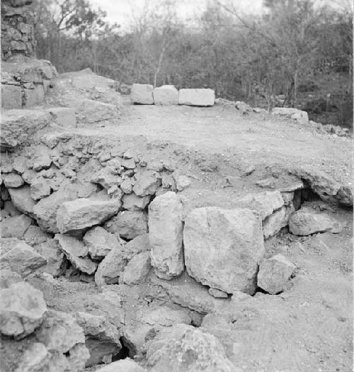 Early building below terrace floor, Str. Q-126