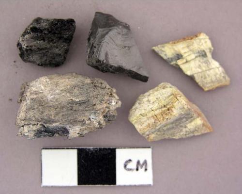 Charcoal pieces, clinker pieces