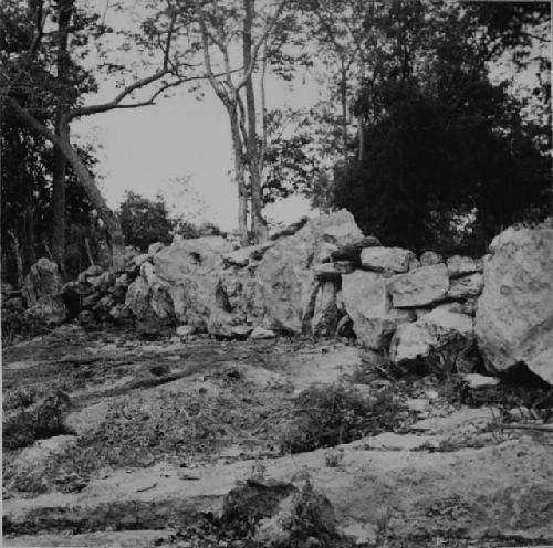 Modern Boundary Wall Utilizing Unusually Large Stones