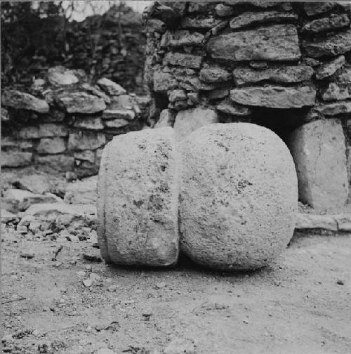 Round altar at Structure H-18