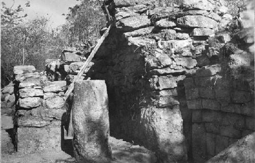 Str Q-127; North side. Portal vault with column and center pier