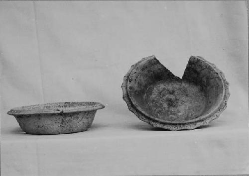 Pottery vessels. Vasija de Sacatepequez blanco con labial flange.