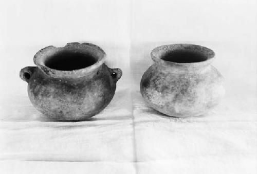 2 ollas, one with lug handles from excavation 1-31, grave lC, level 1