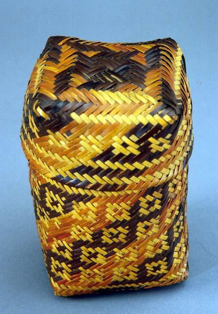 Small cyllindrical basket--diagonal weave with design