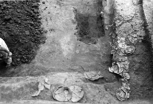 Mound E-III-3; Tomb 2; South and west bench