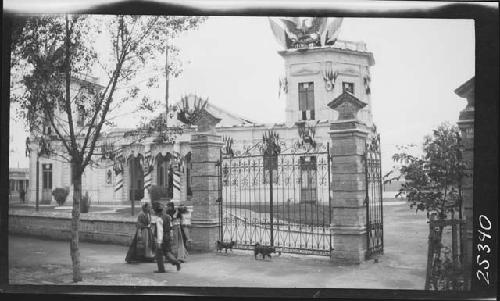 People in front of building in urban setting