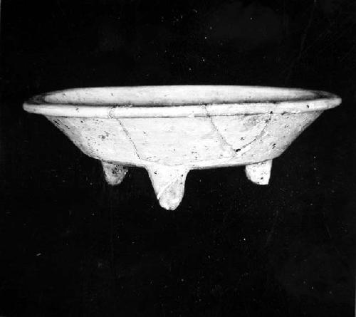 Ceramic bowl, tripod