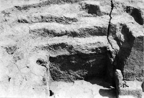 Mound E-III-3; Tomb 2; North benches