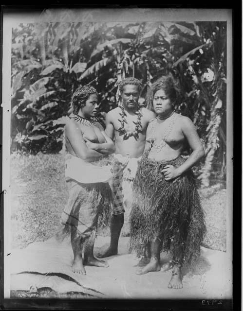 Three Siva dancers