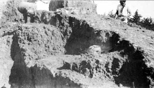 Trench 1 and cache on top of floor 2, Mound D-III-13