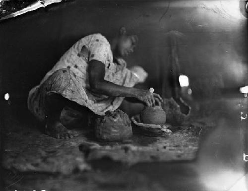 Woman making pottery, House of Lorenzo