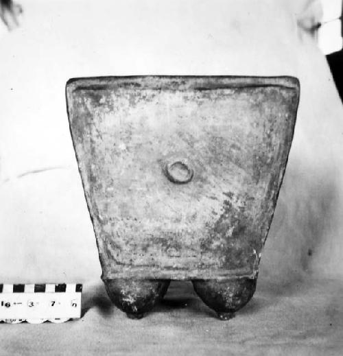 Pottery box-vase, tetrapodal