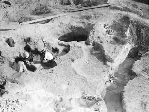 Men digging pit 5A, detail of clearing