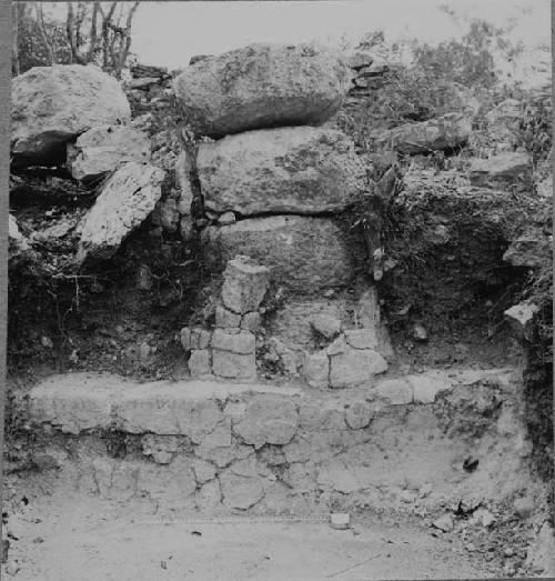 Column and plaster statue at Structure Q163