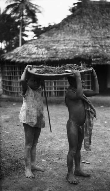 Tuabo clan, children helping father