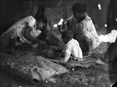 Women making pottery, House of Lorenzo