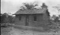 Building method of keeping roof on hut